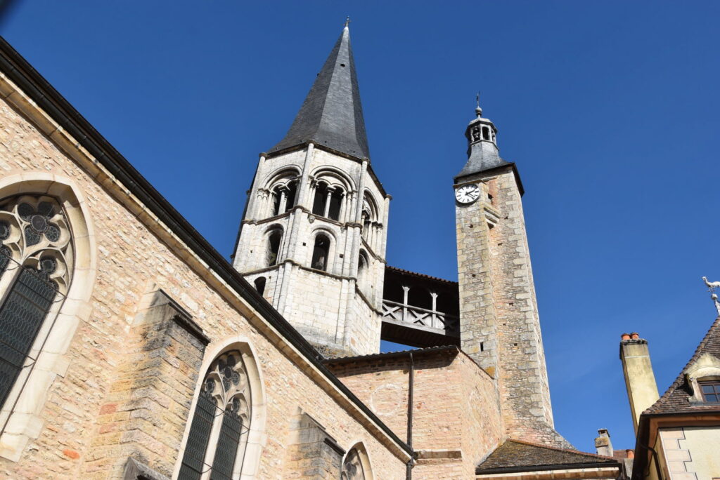 Clocher roman de l'église de Saint-Gengoux-le-National dans le village médiéval de Bourgogne.