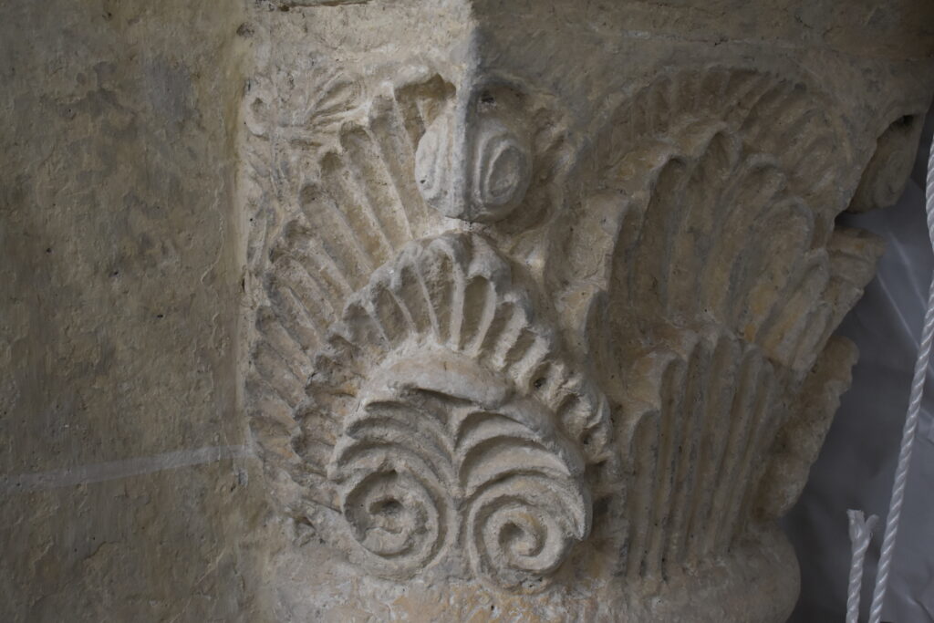Chapiteau en pierre orné de motifs végétaux et de volutes, sculpté dans l'église de Saint-Gengoux-le-National