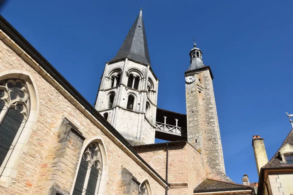 Clocher roman de l'église de Saint-Gengoux-le-National dans le village médiéval de Bourgogne.