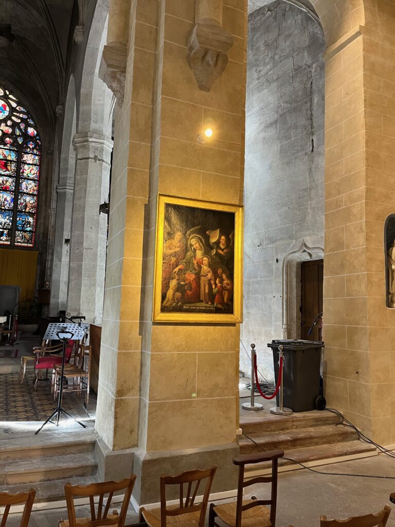 Tableau religieux représentant le Christ entouré d'enfants, avec l'inscription latine « Sinite parvulos venire ad me » (Laissez venir à moi les petits enfants), dans l'église de Saint-Gengoux.